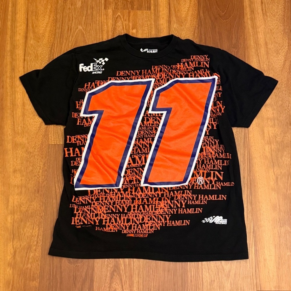 Chase Authentics NASCAR Denny Hamlin 11 Graphic T-Shirt Men's Size Large